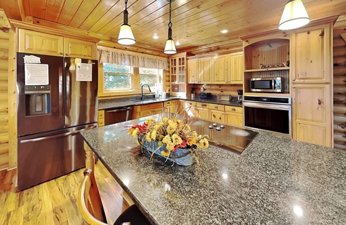 Pittman Center Cabin | Dreamscapes | Mtn Views + Hot Tub & Movie/Game Room!