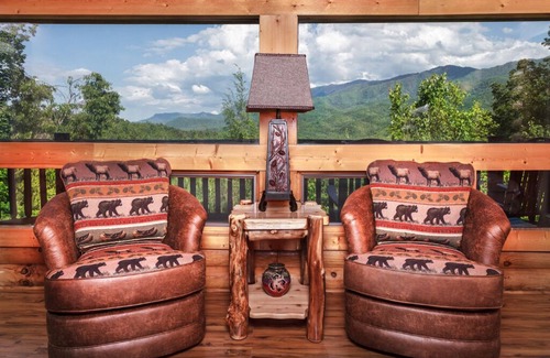 Pittman Center Cabin | Dreamscapes | Mtn Views + Hot Tub & Movie/Game Room!