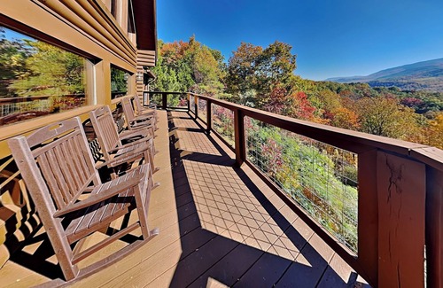 Pittman Center Cabin | Dreamscapes | Mtn Views + Hot Tub & Movie/Game Room!