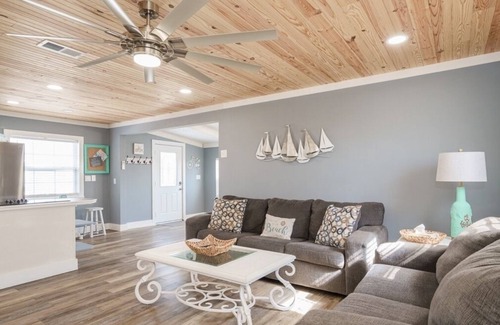 Holiday Beach House | Dreamsicle Fun in the Sun 3minutes from beach