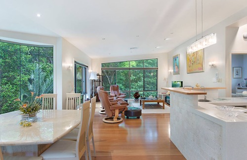 Fingal Head House | Dreamtime Escape - 6 bedroom luxury holiday home on Dreamtime Beach Fingal with Wi-Fi Inc.
