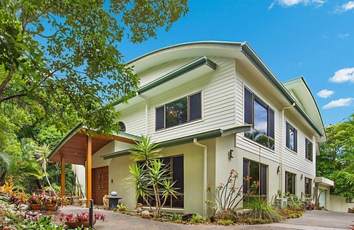 Fingal Head House | Dreamtime Escape - 6 bedroom luxury holiday home on Dreamtime Beach Fingal with Wi-Fi Inc.