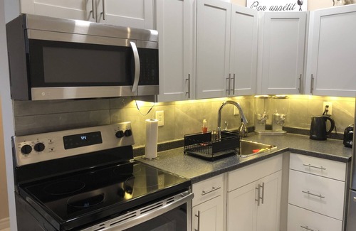 Downtown Niagara Falls Apartment | Dreamwood- Private Niagara Falls Escape