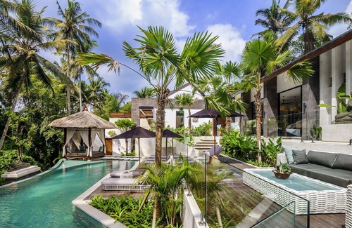 Pengosekan Villa | Dreamy 5 BR Villa Escape w/ Lush Jungle View