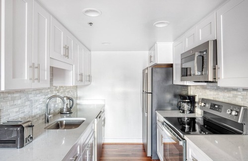 Ballston Apartment | Dreamy Ballston 1BR w/W/D, Gym & Pool, near Metro, by Blueground