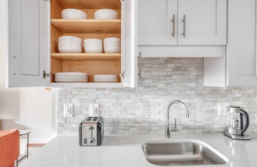 Ballston Apartment | Dreamy Ballston 1BR w/W/D, Gym & Pool, near Metro, by Blueground