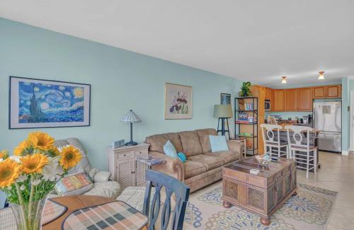 Fort Pierce Apartment | Dreamy Condo 2 minute walk to Beach w King Size Bd
