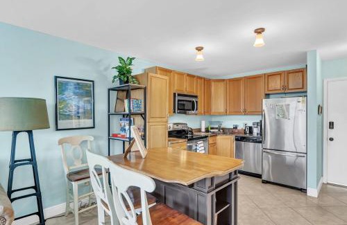 Fort Pierce Apartment | Dreamy Condo 2 minute walk to Beach w King Size Bd