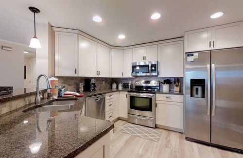 Palmetto Dunes Condo | Dreamy condo on the beach w/balcony view, shared pool, & charming decor