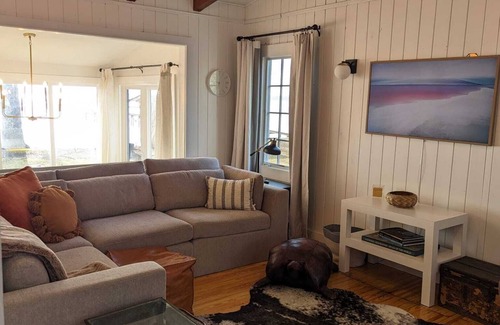 Hallsboro House | Dreamy Cottage right on the Lake, Dog Friendly!