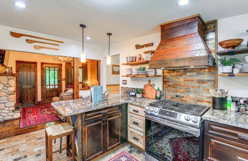 Damascus Cabin | Dreamy Damascus Cabin ~ 1 Mi to Appalachian Trail