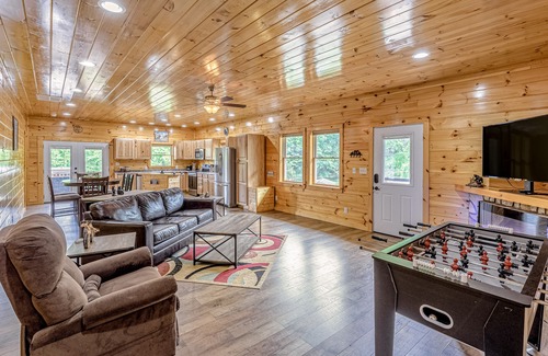 Bryson City House | Dreamy dog-friendly log cabin with free WiFi, covered deck, foosball, & A/C