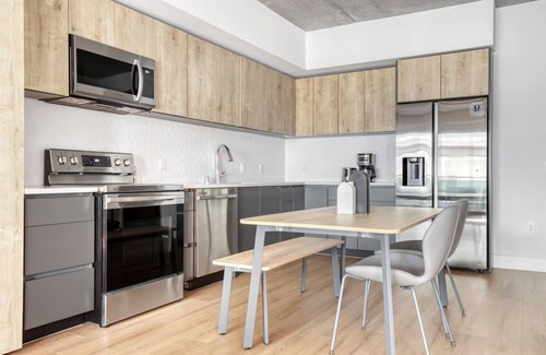 City West Apartment | Dreamy Downtown 1BR w/Pool, Gym & W/D near Staples Center, by Blueground (LAX 543)