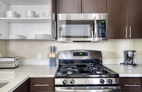 Old Mountain View Apartment | Dreamy Downtown Mountain View 1BR w/Gym, Pool & Patio, by Blueground