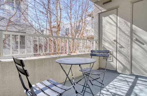 Old Mountain View Apartment | Dreamy Downtown Mountain View 1BR w/Gym, Pool & Patio, by Blueground
