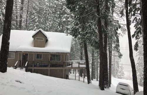 Glencoe Cabin | Dreamy Lake Front Lake Mont Cabin! AC & HotTub!