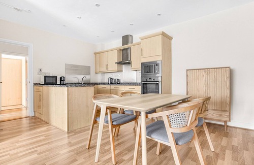 Riverside Apartment | Dreamy London Bridge 2BR, nr The Shard & Tube Station, by Blueground