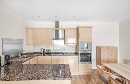 Riverside Apartment | Dreamy London Bridge 2BR, nr The Shard & Tube Station, by Blueground