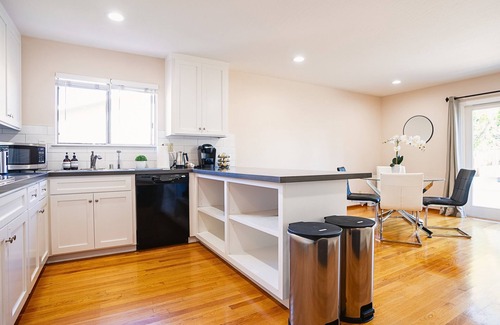 San Tomas House | Dreamy Luxe Pool Retreat - 3BR in Urban Campbell