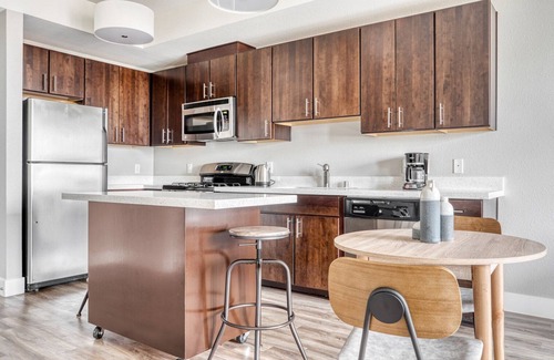 Mountain View Apartment | Dreamy Mountain View 1BR w/Pool & Gym, walk to Caltrain, by Blueground