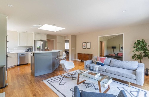 Waverly Park House | Dreamy Mountain View 4BR w/Backyard & Vaulted Ceilings, by Blueground