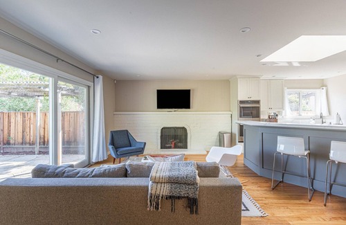 Waverly Park House | Dreamy Mountain View 4BR w/Backyard & Vaulted Ceilings, by Blueground