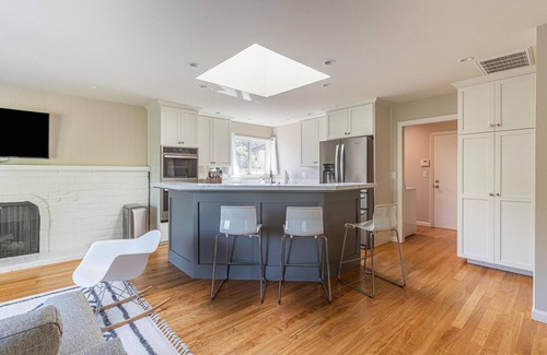 Waverly Park House | Dreamy Mountain View 4BR w/Backyard & Vaulted Ceilings, by Blueground