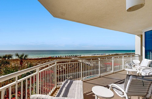 Navarre Beach Condo | Dreamy Navarre Getaway w/Shared Pool/Hot Tub, Corner Location & Private Balcony
