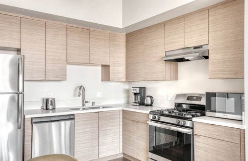 NoHo Arts District Apartment | Dreamy North Hollywood 2BR w/Pool, Gym & Roof, prime NoHo, by Blueground
