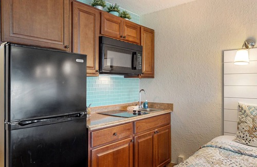 Daytona Beach Shores Apartment | Dreamy oceanfront suite with kitchenette, beach access & fast WiFi