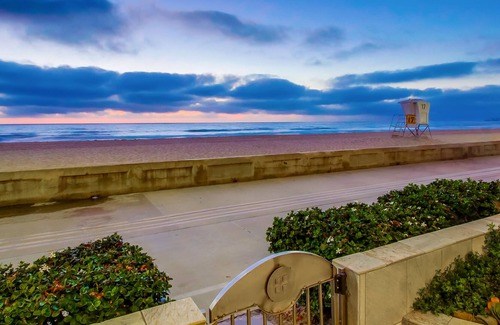 Central Mission Beach Condo | Dreamy oceanfront condo near the beach w/pool spa, gas grill, patio, new kitchen