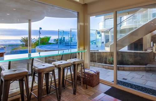 Central Mission Beach Condo | Dreamy oceanfront condo near the beach w/pool spa, gas grill, patio, new kitchen