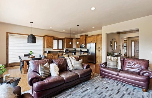Wolf Creek House | Dreamy one level 3 bedroom home with hot tub!