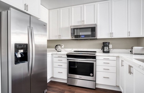 San Jose Apartment | Dreamy Santana Row 2BR w/Gym, Pool & W/D, near highways, by Blueground