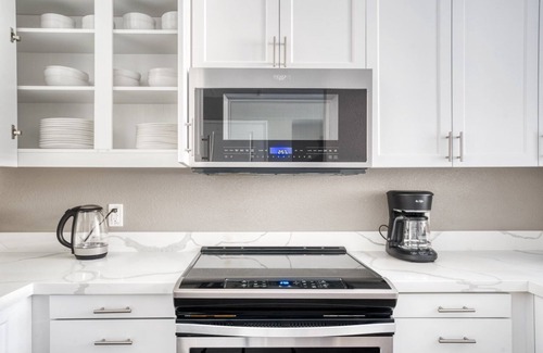 San Jose Apartment | Dreamy Santana Row 2BR w/Gym, Pool & W/D, near highways, by Blueground