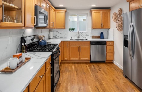 North Delridge House | Dreamy townhome-firepit/grill/close to beach and Seattle!