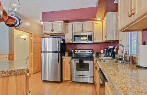 Cascade Cabin | Dreamy updated log cabin in the woods close to lake 4 bedroom