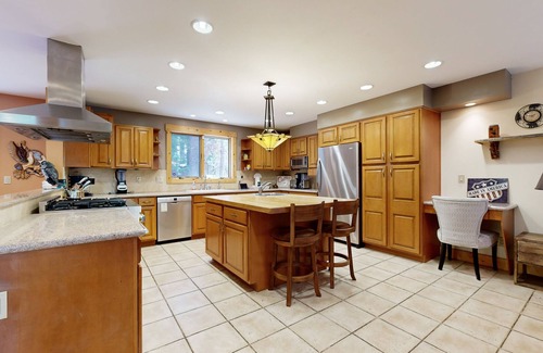 Tahoe Paradise House | Dreamy Upscale Hideaway | Private Hot Tub & Sauna | Near Skiing & Beaches