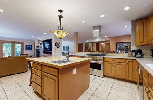 Tahoe Paradise House | Dreamy Upscale Hideaway | Private Hot Tub & Sauna | Near Skiing & Beaches