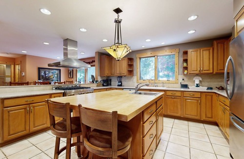 Tahoe Paradise House | Dreamy Upscale Hideaway | Private Hot Tub & Sauna | Near Skiing & Beaches