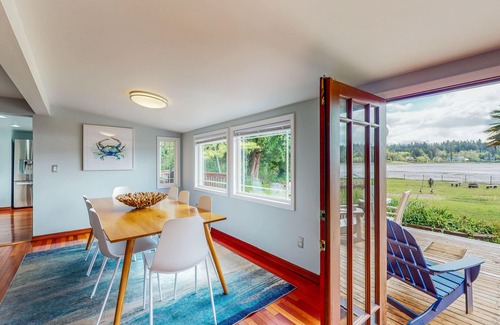 Burley House | Dreamy waterfront haven with beach, pond, trails, kayaks, hot tub & shuffleboard
