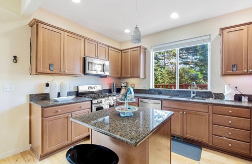 Martha Lake House | DREAMZ VILLA: Spacious and cozy House