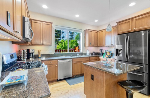 Martha Lake House | DREAMZ VILLA: Spacious and cozy House