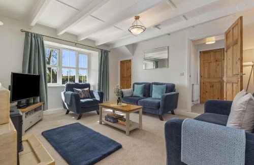 Blaenwaun House | Drefach - Refurbished farmhouse in stunning surroundings with hot tub