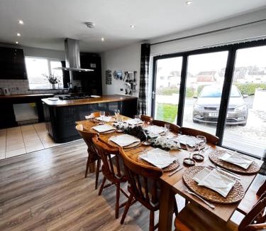 Colinton House | Dreghorn House 5 b-rooms 9 beds 3 toilets 2 showers,1 bath 2 receiption Secure free Parking 233 Wifi