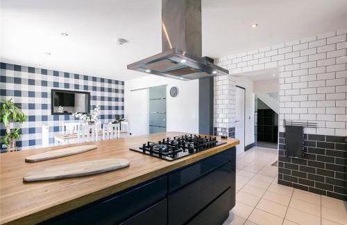 Colinton House | Dreghorn House 5 b-rooms 9 beds 3 toilets 2 showers,1 bath 2 receiption Secure free Parking 233 Wifi