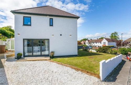 Colinton House | Dreghorn House 5 b-rooms 9 beds 3 toilets 2 showers,1 bath 2 receiption Secure free Parking 233 Wifi