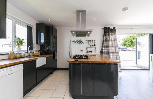 Colinton House | Dreghorn House 5 b-rooms 9 beds 3 toilets 2 showers,1 bath 2 receiption Secure free Parking 233 Wifi