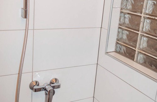 Notsch Apartment | Dreibettzimmer, Dusche, Bergseite - Gästehaus Mikosch