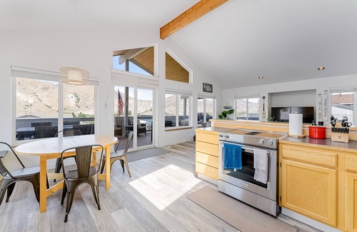 Orondo House | Drift Away Lake House | House in Orondo with lake view deck, pool, putting green